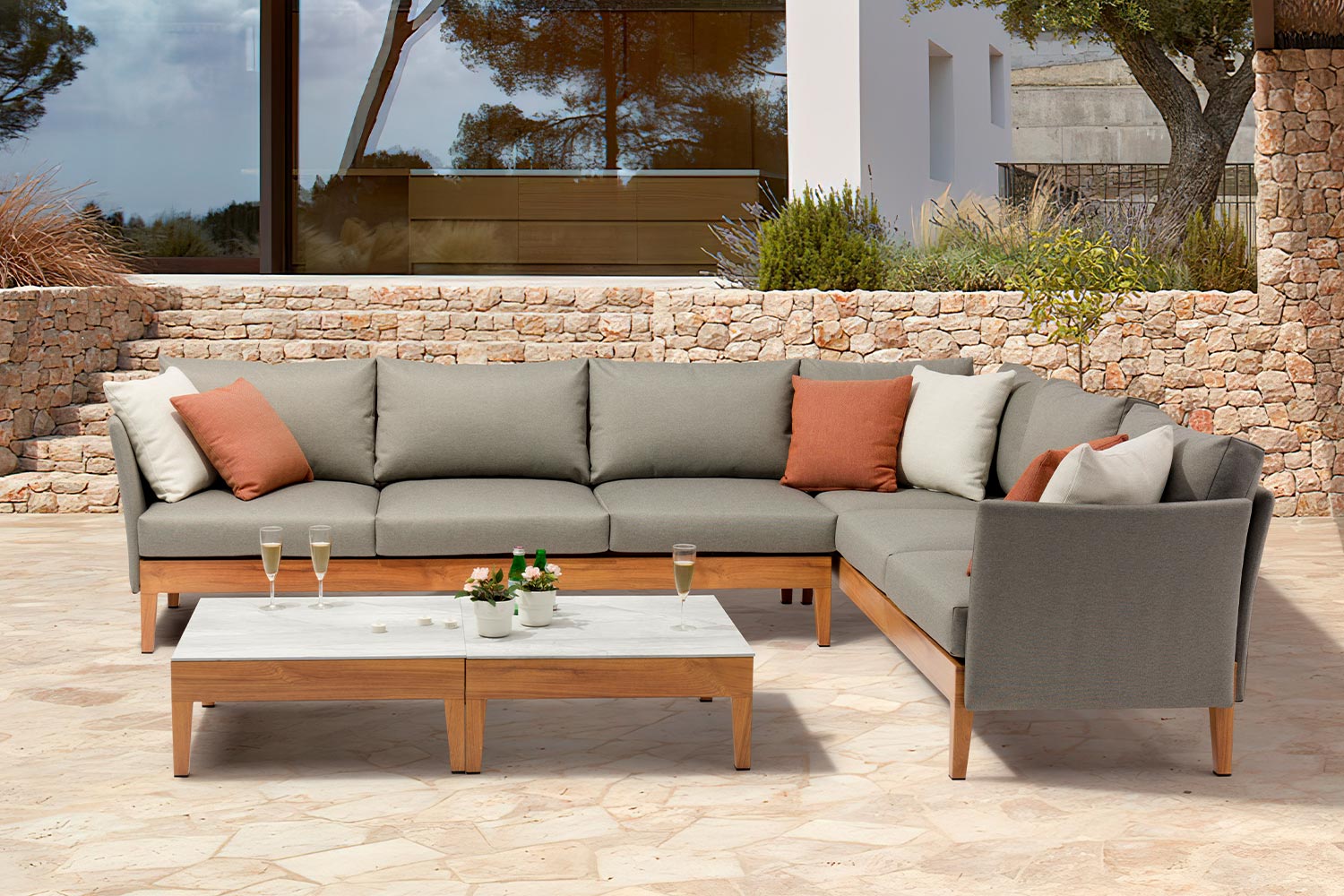 Can outdoor furniture get wet?